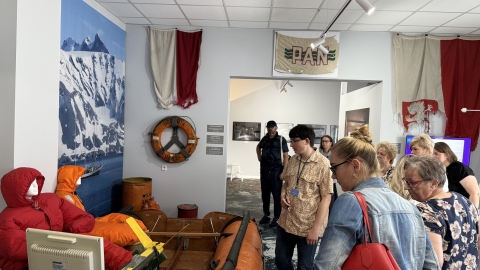 Zdjęcie prezentuje seminarium szkoleniowe „Szlakiem puławskich muzeów” zorganizowane przez  Powiatową Bibliotekę Publiczną w Puławach, które odbyło się 17 czerwca 2025 r.  