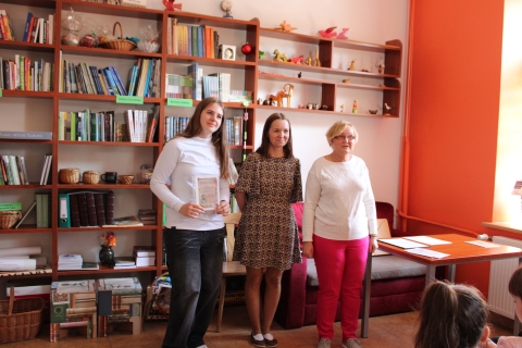 Zdjęcie prezentuje wręczenie nagród w powiatowym konkursie plastycznym „Wkomponuj Stefana Żeromskiego w pejzaż Nałęczowa”  które odbyło się 21 maja 2025 r. w siedzibie Powiatowej Biblioteki Publicznej w Puławach.