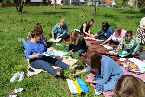 Zdjęcie prezentuje warsztaty szkoleniowe pt. „Arteterapia w bibliotece zorganizowane przez Powiatową Bibliotekę Publiczną w Puławach dla bibliotekarzy z terenu powiatu puławskiego, które odbyły się 30 kwietnia 2025 r.