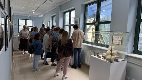 Zdjęcie prezentuje seminarium szkoleniowe „Szlakiem puławskich muzeów” zorganizowane przez  Powiatową Bibliotekę Publiczną w Puławach, które odbyło się 17 czerwca 2025 r.  