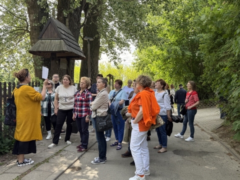  Zdjęcie prezentuje szkolenie wyjazdowe pt. „Zainspiruj się Nałęczowem – zmiany, które dają impuls do działania”, zorganizowane przez Powiatową Bibliotekę Publiczną w Puławach, które odbyło się 29 maja 2026 r. w Nałęczowie. Na zdjęciu bibliotekarze z terenu powiatu puławskiego na tle Muzeum Stefana Żeromskiego..