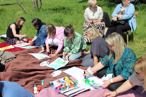 Zdjęcie prezentuje warsztaty szkoleniowe pt. „Arteterapia w bibliotece zorganizowane przez Powiatową Bibliotekę Publiczną w Puławach dla bibliotekarzy z terenu powiatu puławskiego, które odbyły się 30 kwietnia 2025 r.