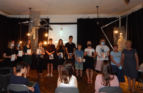 Zdjęcie przedstawia laureatów XII Powiatowego Konkursu Literackiego „Mój świat – w cyberprzestrzeni”.