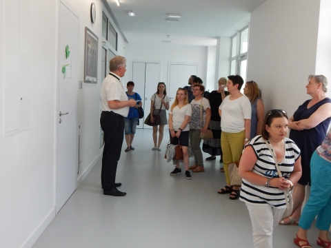 Zdjęcie prezentuje zwiedzanie Gminnego Zespołu Szkół w Kazimierzu Dolnym w ramach Dnia Bibliotekarza.