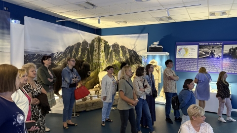 Zdjęcie prezentuje seminarium szkoleniowe „Szlakiem puławskich muzeów” zorganizowane przez  Powiatową Bibliotekę Publiczną w Puławach, które odbyło się 17 czerwca 2025 r.  