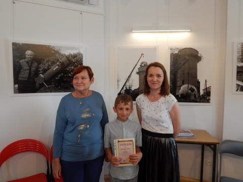 Zdjęcie prezentuje uroczyste wręczenie nagród w powiatowym konkursie plastycznym „Z wizytą w bajkowym świecie Marii Konopnickiej”. 