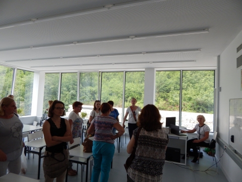 Zdjęcie prezentuje zwiedzanie Gminnego Zespołu Szkół w Kazimierzu Dolnym w ramach Dnia Bibliotekarza.