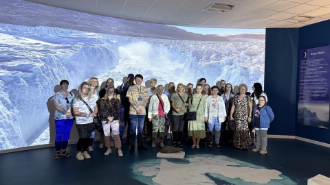 Zdjęcie prezentuje seminarium szkoleniowe „Szlakiem puławskich muzeów” zorganizowane przez  Powiatową Bibliotekę Publiczną w Puławach, które odbyło się 17 czerwca 2025 r.  