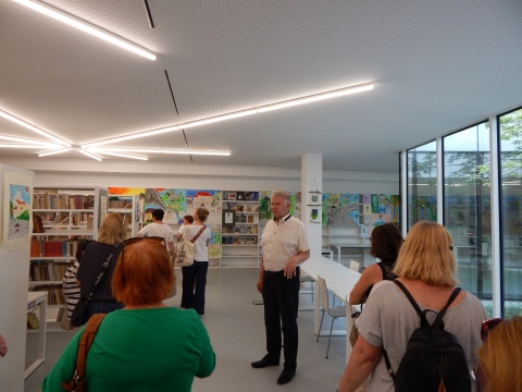 Zdjęcie prezentuje zwiedzanie Gminnego Zespołu Szkół w Kazimierzu Dolnym w ramach Dnia Bibliotekarza.