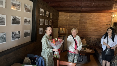 Zdjęcie prezentuje seminarium szkoleniowe „Szlakiem puławskich muzeów” zorganizowane przez  Powiatową Bibliotekę Publiczną w Puławach, które odbyło się 17 czerwca 2025 r.  