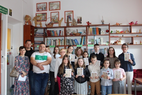 Zdjęcie prezentuje wręczenie nagród w powiatowym konkursie plastycznym „Wkomponuj Stefana Żeromskiego w pejzaż Nałęczowa”  które odbyło się 21 maja 2025 r. w siedzibie Powiatowej Biblioteki Publicznej w Puławach.