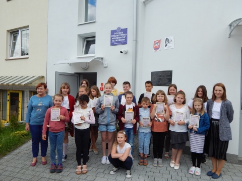 Zdjęcie prezentuje uroczyste wręczenie nagród w powiatowym konkursie plastycznym „Z wizytą w bajkowym świecie Marii Konopnickiej”. 