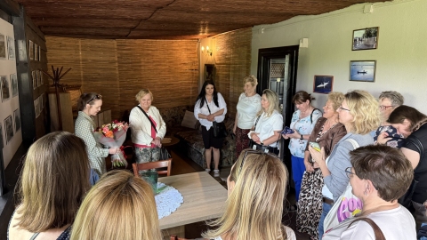 Zdjęcie prezentuje seminarium szkoleniowe „Szlakiem puławskich muzeów” zorganizowane przez  Powiatową Bibliotekę Publiczną w Puławach, które odbyło się 17 czerwca 2025 r.  