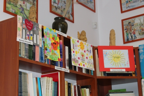 Zdjęcie prezentuje wręczenie nagród w powiatowym konkursie plastycznym: „Z życzliwością na co dzień” które odbyło się 12 marca 2024 r. w siedzibie Powiatowej Biblioteki Publicznej w Puławach.