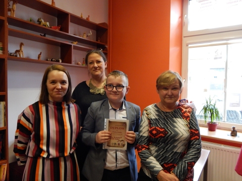 Zdjęcie prezentuje wręczenie nagród w powiatowych konkursach plastycznych „Kto Ty jesteś? Polak mały” i „Gloria victis – chwała zwyciężonym”, które odbyło się 8 maja 2023 r. w siedzibie Powiatowej Biblioteki Publicznej w Puławach.