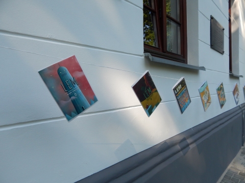 Zdjęcie przedstawia wystawę prezentującą okładki książek Stanisława Lema przygotowaną przez Powiatową Bibliotekę Publiczną w Puławach.