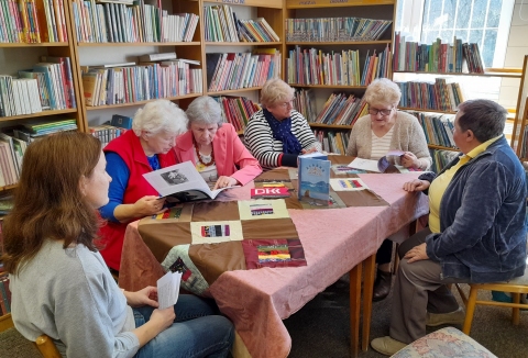 Zdjęcie prezentuje spotkanie kazimierskiego Dyskusyjnego Klubu Książki.