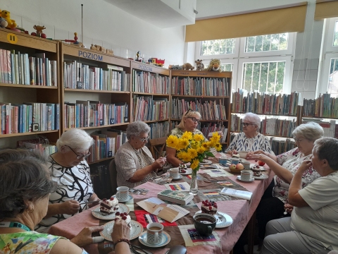 Zdjęcie prezentuje sierpniowe spotkania kazimierskiego Dyskusyjnego Klubu Książki. 
