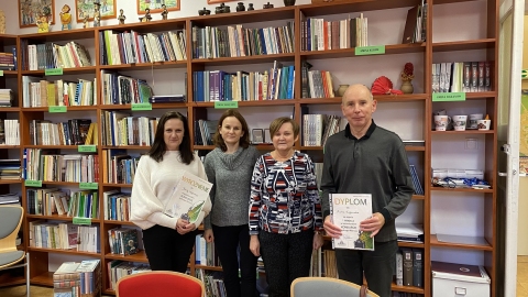 Zdjęcie prezentuje wręczenie nagród w Kazimierskim Konkursie Jednego Wiersza.