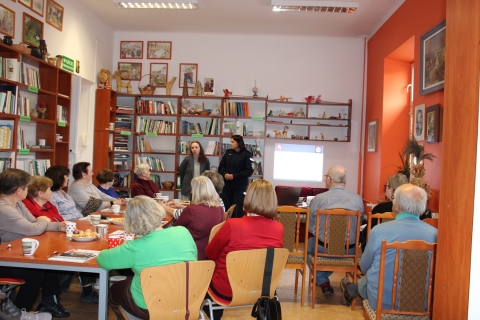 Zdjęcie prezentuje spotkanie z nadkomisarz Ewą Rejn-Kozak w ramach Powiatowego Klubu Książki, które odbyło się 24 marca 2026 r. o godzinie 13:00 w Powiatowej Bibliotece Publicznej w Puławach. Na zdjęciu nadkomisarz Ewa Rejn-Kozak, dyrektor biblioteki Katarzyna Adamowska-Kane i uczestnicy spotkania.  