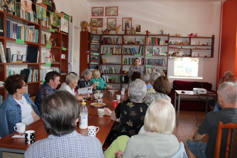 Zdjęcie prezentuje spotkanie z regionalistą Jackiem Śnieżkiem, które odbyło się 10 czerwca 2025 r. o godzinie 13:00 w Powiatowej Bibliotece Publicznej w Puławach w ramach Powiatowego Klubu Książki.