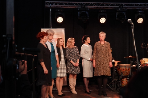 Zdjęcie prezentuje odbiór nagrody w Powiatowym konkursie wydawnictw podczas 21. Powiatowego Dnia Kultury. Nagrodę z rąk Starosty Danuty Smagi i wicestarosty Leszka Gorgola odbierają Katarzyna Adamowska-Kane, Anna Piłat i Alicja Kozak.