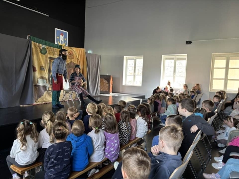 Zdjęcie prezentuje spektakl „Pinokio” Teatr „KRAK-ART” w Auli GZS w Kazimierzu Dolnym.