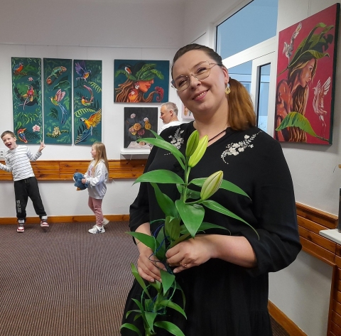 Zdjęcie prezentuje wernisaż Pauliny Kowalskiej w kazimierskiej bibliotece, który odbył się 10 maja 2025 r. 