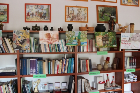 Zdjęcie prezentuje wystawę prac nagrodzonych w powiatowym konkursie plastycznym „Wkomponuj Stefana Żeromskiego w pejzaż Nałęczowa”.