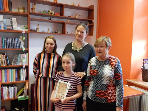 Zdjęcie prezentuje wręczenie nagród w powiatowych konkursach plastycznych „Kto Ty jesteś? Polak mały” i „Gloria victis – chwała zwyciężonym”, które odbyło się 8 maja 2023 r. w siedzibie Powiatowej Biblioteki Publicznej w Puławach.