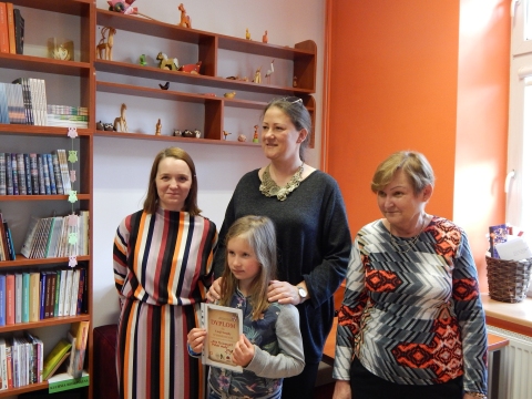 Zdjęcie prezentuje wręczenie nagród w powiatowych konkursach plastycznych „Kto Ty jesteś? Polak mały” i „Gloria victis – chwała zwyciężonym”, które odbyło się 8 maja 2023 r. w siedzibie Powiatowej Biblioteki Publicznej w Puławach.