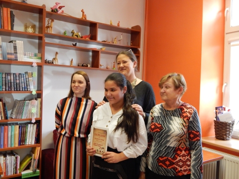 Zdjęcie prezentuje wręczenie nagród w powiatowych konkursach plastycznych „Kto Ty jesteś? Polak mały” i „Gloria victis – chwała zwyciężonym”, które odbyło się 8 maja 2023 r. w siedzibie Powiatowej Biblioteki Publicznej w Puławach.