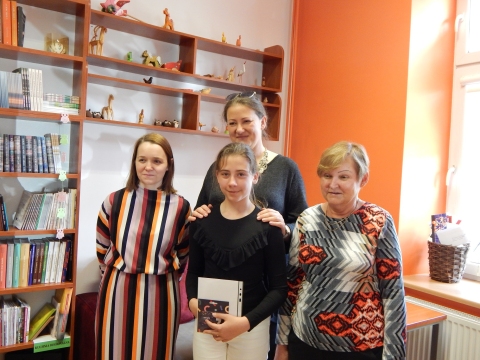 Zdjęcie prezentuje wręczenie nagród w powiatowych konkursach plastycznych „Kto Ty jesteś? Polak mały” i „Gloria victis – chwała zwyciężonym”, które odbyło się 8 maja 2023 r. w siedzibie Powiatowej Biblioteki Publicznej w Puławach.