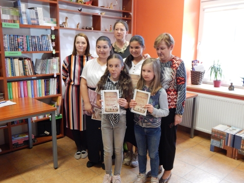 Zdjęcie prezentuje wręczenie nagród w powiatowych konkursach plastycznych „Kto Ty jesteś? Polak mały” i „Gloria victis – chwała zwyciężonym”, które odbyło się 8 maja 2023 r. w siedzibie Powiatowej Biblioteki Publicznej w Puławach.