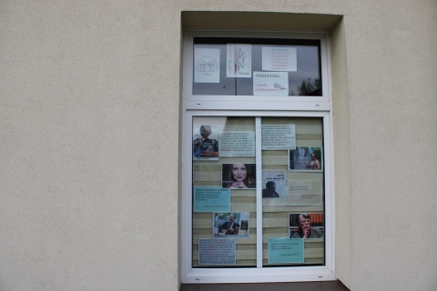 Zdjęcie prezentuje wystawę #biblioteka na oknach Powiatowej Biblioteki Publicznej, która prezentuje cytaty z literatury ukazujące bibliotekę jako miejsce pełne inspiracji, wiedzy i niezwykłych historii.
