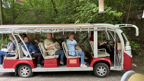 Zdjęcie prezentuje seminarium wyjazdowe „Biblioteka inspiruje – innowacyjne pomysły promujące region” do Kazimierza Dolnego, które odbyło się 16 czerwca 2023 r. w ramach Dnia Bibliotekarza. 