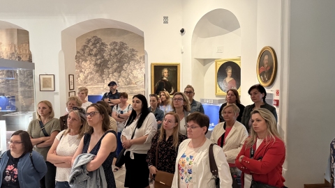 Zdjęcie prezentuje seminarium szkoleniowe „Szlakiem puławskich muzeów” zorganizowane przez  Powiatową Bibliotekę Publiczną w Puławach, które odbyło się 17 czerwca 2025 r.  
