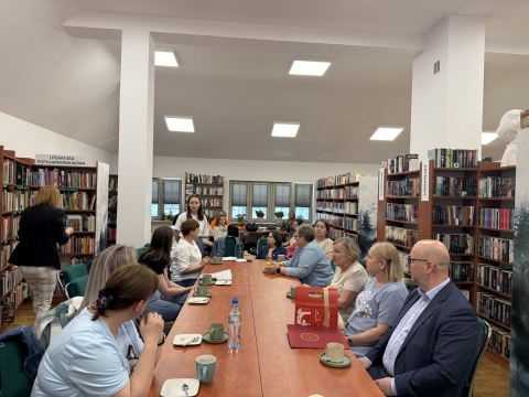  Zdjęcie prezentuje szkolenie wyjazdowe pt. „Zainspiruj się Nałęczowem – zmiany, które dają impuls do działania”, zorganizowane przez Powiatową Bibliotekę Publiczną w Puławach, które odbyło się 29 maja 2026 r. w Nałęczowie. Na zdjęciu bibliotekarze z terenu powiatu puławskiego w nałęczowskiej bibliotece. 