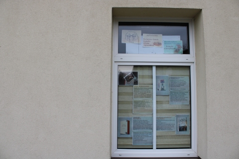 Zdjęcie prezentuje wystawę na oknach Powiatowej Biblioteki Publicznej w Puławach prezentującą utwory, w których głównym bohaterem jest książka. 