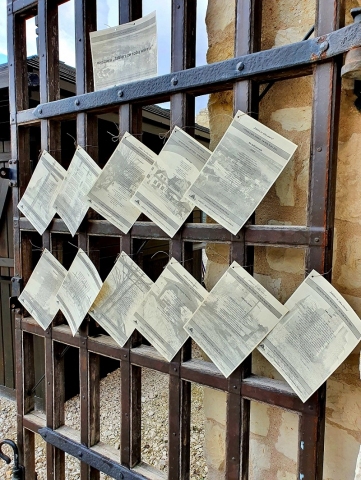 Wystawa "Zabierz ze sobą wiersz" - kartki z wierszami Cypriana Kamila Norwida i Krzysztofa Kamila Baczyńskiego zawieszone na płocie przed Zespołem Zamkowym 