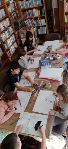 Zdjęcie prezentuje warsztaty literacko-plastyczne zorganizowane w ramach ferii zimowych w Filii bibliotecznej w Bochotnicy.