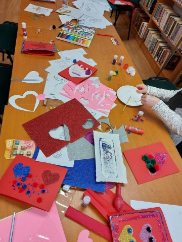  Zdjęcie prezentuje kartki walentynkowe wykonane podczas zajęć plastycznych w Gminnej Bibliotece Publicznej w Wąwolnicy.