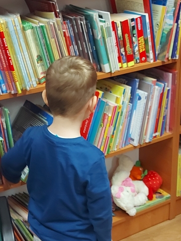 Zdjęcie prezentuje pierwszą wizytą grupy 3-latków z Przedszkola Samorządowego w Wąwolnicy w wąwolnickiej bibliotece.