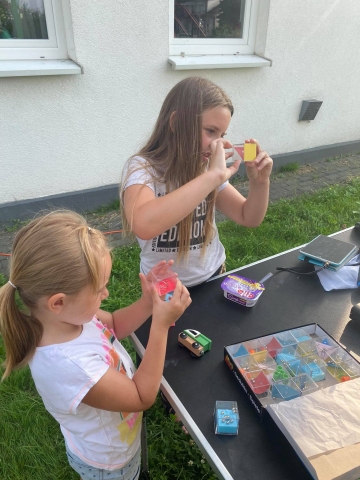 Zdjęcie przedstawia dwie dziewczynki grające w gry zręcznościowe. 