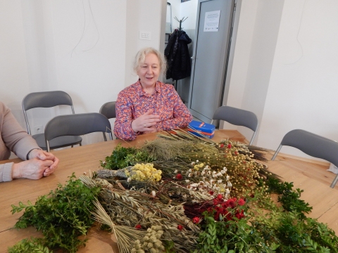 Zdjęcie przedstawia imprezę kulturalną „Jak dawniej świętowano” w ramach projektu „Ochrona i wykorzystanie zasobów dziedzictwa materialnego i niematerialnego dotyczącego obserwatorium astronomicznego w Puławach”.