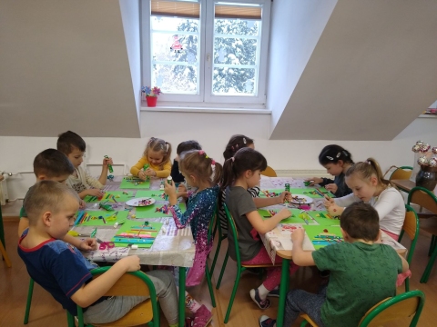 Zdjęcie prezentuje świąteczne lekcje biblioteczne w kazimierskim przedszkolu. 