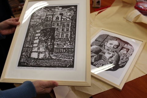 Zdjęcie prezentuje dwa linoryty. Pierwszy z nich autorstwa Zbigniewa Pieleszka, nosi tytuł „Plac Zamkowy w maju 1967”. Drugi linoryt jest dziełem jego uczennicy, Aleksandry Zabornej, i zatytułowany jest „Święty Brat Albert”.