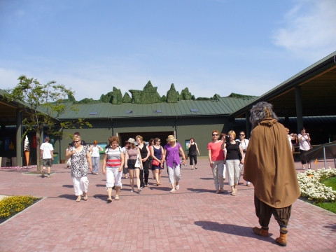 Zdjęcie prezentuje wyjazd szkoleniowy do Trzcianek, który odbył się 9 czerwca 2014 r. w ramach Dnia Bibliotekarza organizowanego przez Powiatową Bibliotekę Publiczną w Puławach wraz ze Stowarzyszeniem Bibliotekarzy Polskich Koło w Puławach.