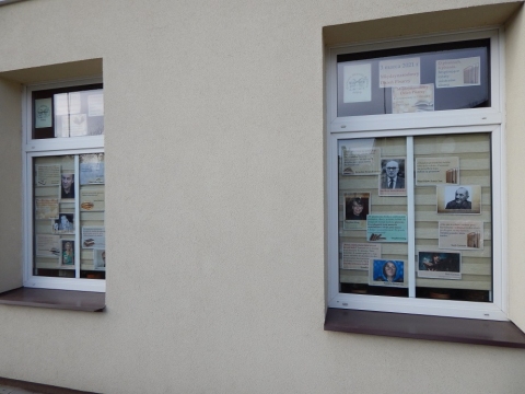 Wystawa na oknach bibliotek prezentująca inspirujące cytaty pisarzy dotyczące pisania 