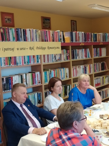 Zdjęcie prezentuje uczestników Narodowego Czytania zorganizowanego przez Gminnej Bibliotece Publicznej w Baranowie.